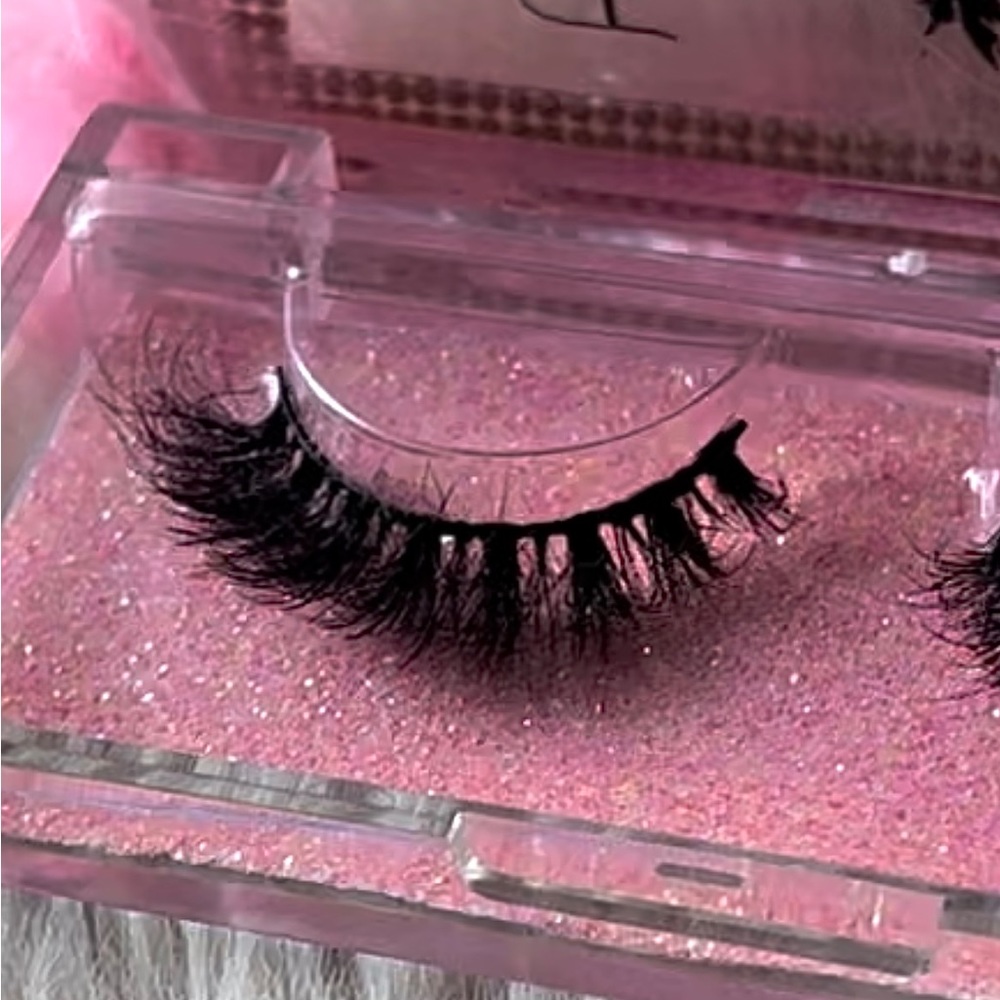Doll Lash - Picture 5 of 5